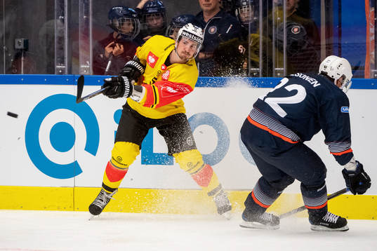 Adam Almqvist of Berns and Janne Pesonen of Växjö