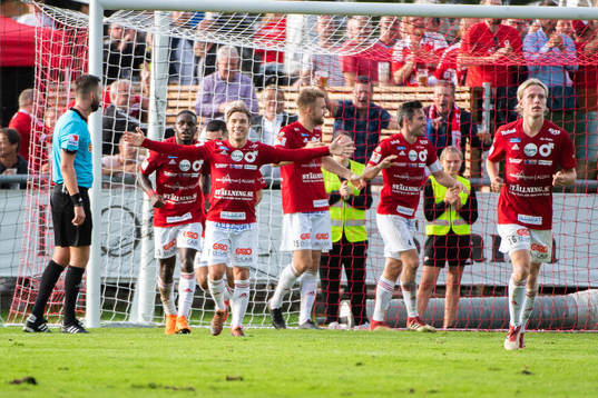 Degerfors Kevin Wright, Nikola Ladan, Erik Björndahl, Marcus de Bruin och Viktor Götesson jublar efter Marcus de Bruin gjort 1-1 