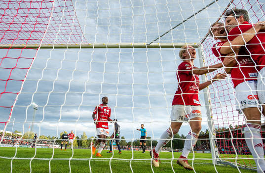Degerfors Kevin Wright, Viktor Götesson, Erik Björndahl och Marcus de Bruin jublar efter Marcus gjort 1-1