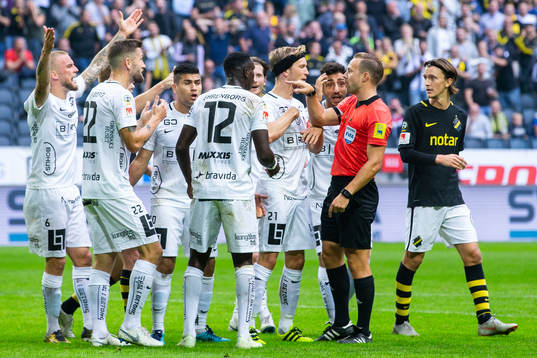 Häckens Rasmus Lindgren , Paulinho, Elohor Ekpolo, Joona Toivo och Alexander Faltsetas protesterar framför domaren Kristoffer Karlsson efter att en straff för AIK dömts om