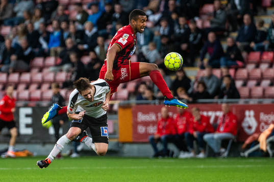 Östersunds Noah Sonko Sundberg och Örebros Victor Sköld