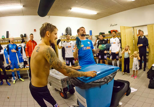 Örebros Daniel Björnkvist, målvakt Oscar Jansson, Victor