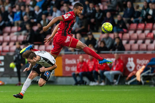 Östersunds Noah Sonko Sundberg och Örebros Victor Sköld
