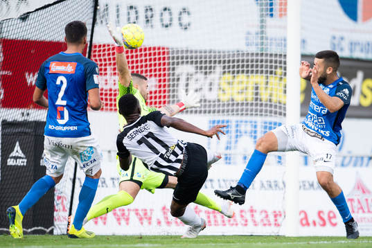 Landskronas Sadat Karim gör 1-1 målet bakom Norrby