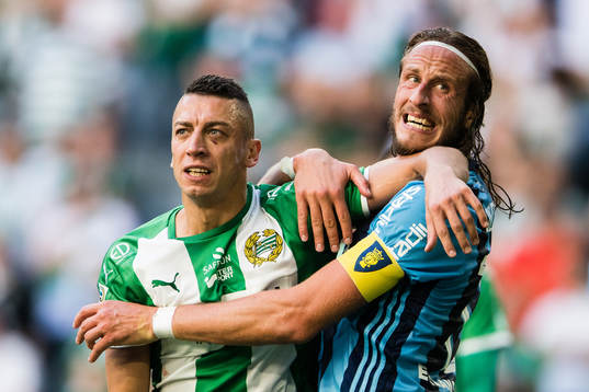 Hammarbys Nikola Djurdjic i en närkamp med Djurgårdens