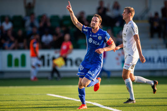 Sundsvalls Linus Hallenius jublar efter 2-0