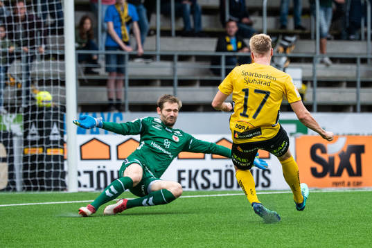 Kalmars målvakt Lucas Hägg-Johansson räddar