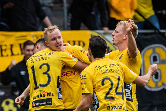 Elfsborgs Simon Lundevall kramas om efter 1-1