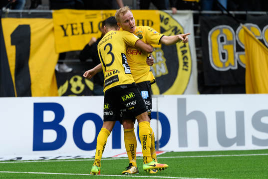 Elfsborgs Simon Lundevall kramas om av Rami Kaib efter att gjort 1-1