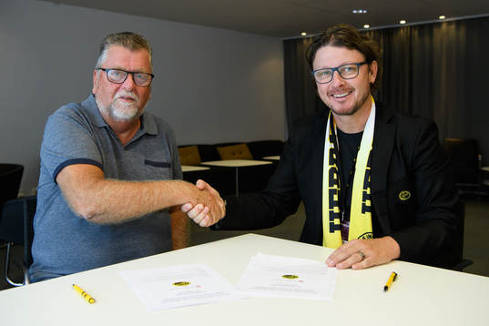 Lars-Åke Johansson från arbetslivsnämnden Borås stad och Elfsborgs klubbchef Stefan Andreasson tar i hand