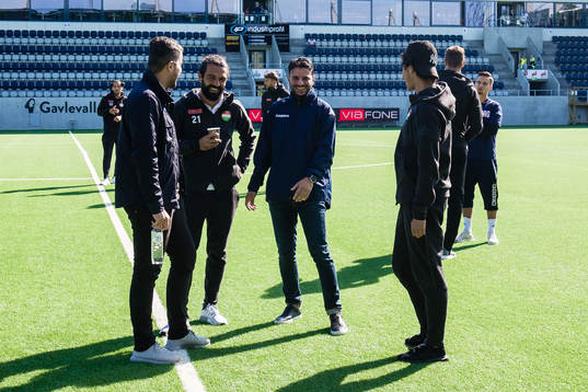 IFK Göteborgs tränare Poya Asbaghi (m)  i samtal med