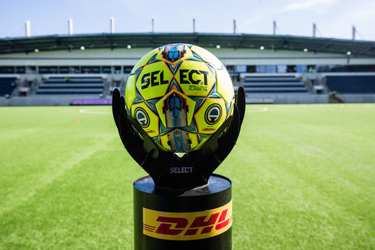 Matchbollen innan fotbollsmatchen i Allsvenskan mellan