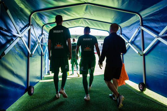 Dalkurds Eero Markkanen (v) på väg ut till uppvärmningen