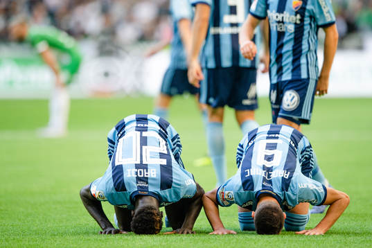 Djurgårdens Aliou Badji och Haris Radetinac jublar efter 1-3