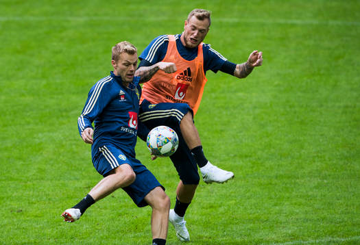 John Guidetti i kamp med Sebastian Larsson