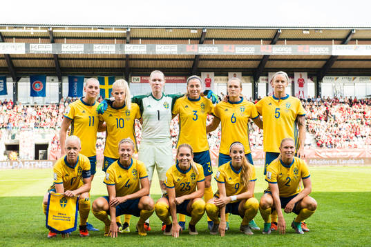 Sveriges startelva poserar för en lagbild, övre raden från vänster, Stina Blackstenius, Sofia Jakobsson, målvakt Hedvig Lindahl, Linda Sembrant, Magdalena Eriksson och Nilla Fischer. Nedre raden från vänster, Caroline Seger, Hanna Glas, Elin Rubensson, Kosovare Asllani och Jonna Andersson