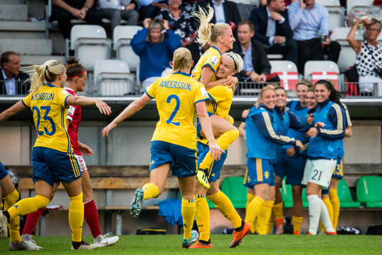 Sveriges Sofia Jakobsson jublar med Nilla Fischer