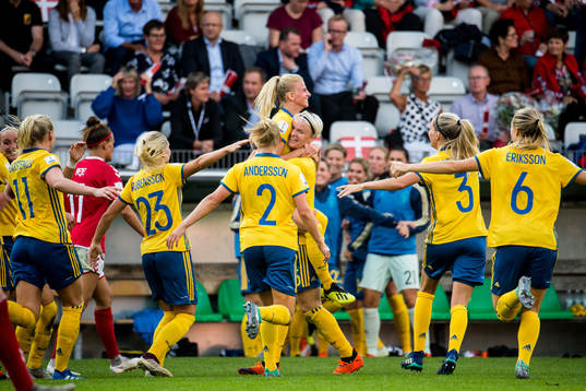 Sveriges Sofia Jakobsson jublar med Nilla Fischer efter sitt 0-1 mål
