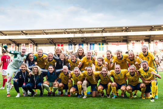 Bla gjennom flere bilder av Fotboll, Dam, VM-kval, Danmark - Sverige