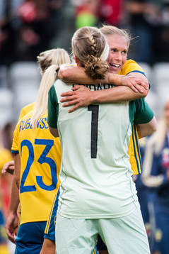 Sveriges Jonna Andersson och målvakt Hedvig Lindahl jublar