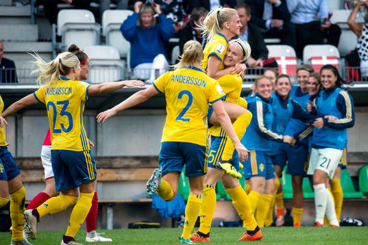 Sveriges Sofia Jakobsson kramas om av Nilla Fischer efter hon gjort 0-1
