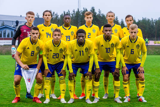 Sveriges målvakt Joachim Imbrechts , Rasmus Wikström , Yahya Kalley , Isac Larsson , Benjamin Nygren , Hampus Svensson ,Kevin Ackermann , Niklas Persson , Jack Lahne , Sylvin Kayembe och Amel Mujanic poserar för lagbild före P17-landskampen i fotboll mellan Sverige och Norge den 6 september 2018 i Söderhamn.