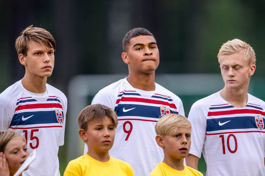 Norges Sander Johan Christiansen, Noah Jean Holm och Oscar Aga före P17-landskampen i fotboll mellan Sverige och Norge den 6 september 2018 i Söderhamn.