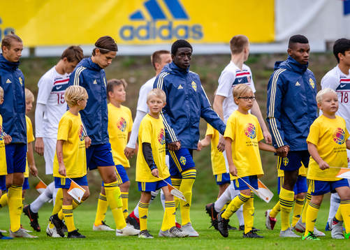 Sveriges Jack Lahne före P17-landskampen i fotboll mellan