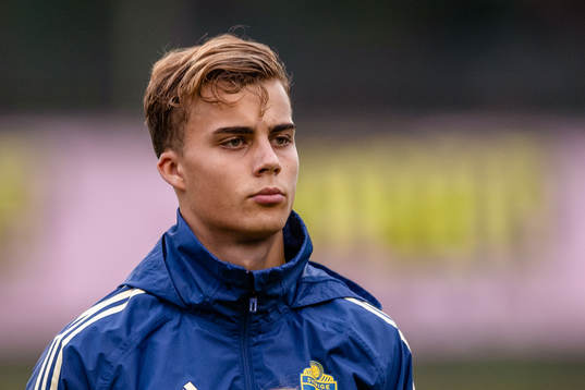 Sveriges Isac Larsson före P17-landskampen i fotboll mellan Sverige och Norge den 6 september 2018 i Söderhamn.