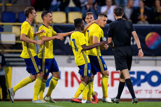 Sveriges Mattias Svanberg jublar med lagkamrater efter 1-0