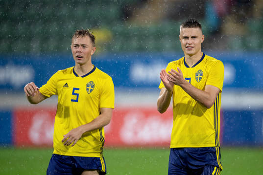 Sveriges Joel Andersson och Mattias Svanberg tackar publiken