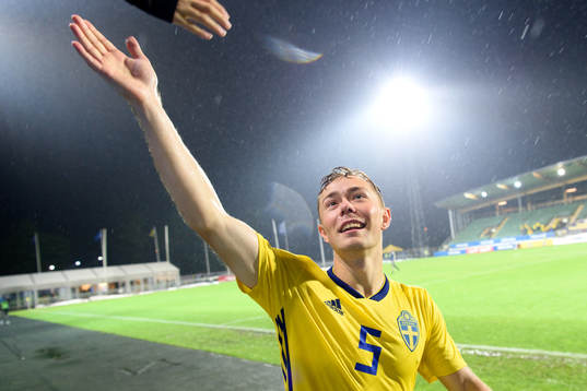 Sveriges Joel Andersson tackar publiken