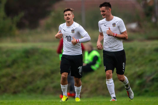 Österrikes Romando Schmid och Martin Krienzer jublar efter 0-1
