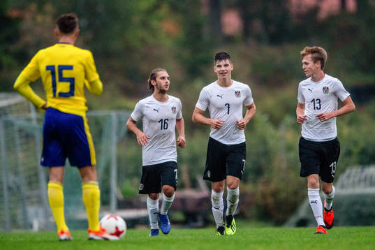 Österrikes Lukas Sulzbacher, Nicholas Wunsch och Marco Kadlec jublar efter 0-2 målet
