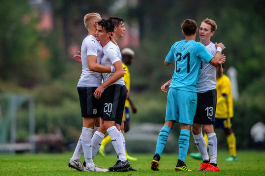 Österrikes Fabian Markl, målvakt Belmin Jenciragic och Marco Kadlec jublar