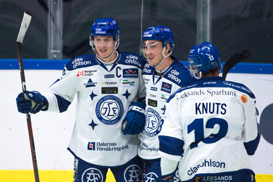 Leksands Martin Karlsson jublar med lagkamrater