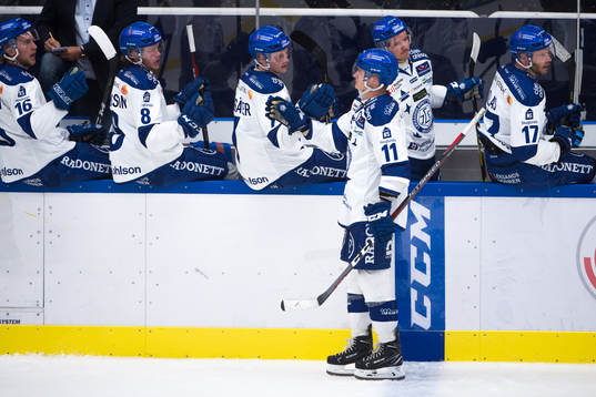 Leksands Martin Karlsson jublar med lagkamrater