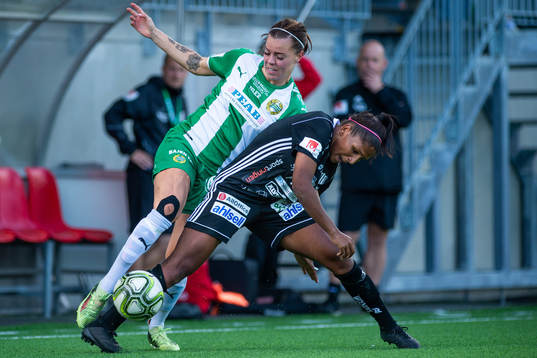 Hammarbys Amanda Johansson och Piteås Julia Karlenäs i en