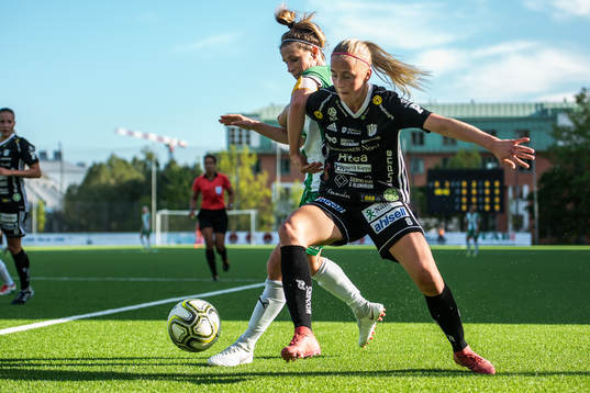 Hammarbys Amanda Johansson och Piteås Julia Karlenäs i en