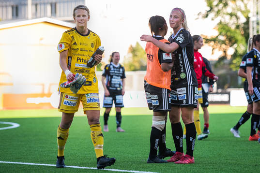 Piteås målvakt Cajsa Andersson, Madelen Janogy och Julia Karlenäs jublar