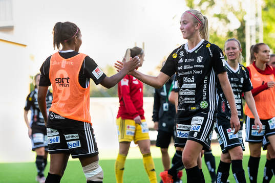 iteås Madelen Janogy och Julia Karlenäs jublar 