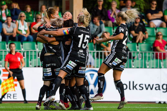 Piteås spelare jublar med Cecilia Edlund efter 0-1
