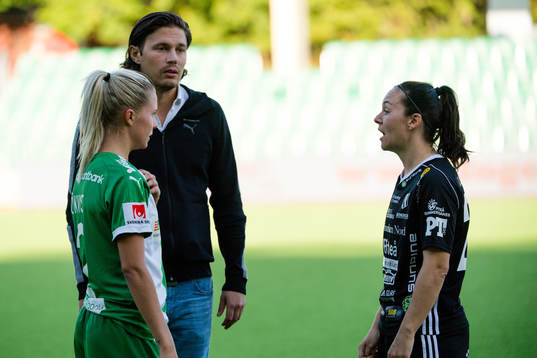 Hammarbys tränare Isak Dahlin och Lotta Ökvist i samtal med Piteås June Pedersen