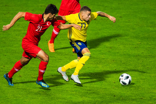 Sveriges Jordan Larsson och Turkiets Berkay Özcan i kamp om bollen