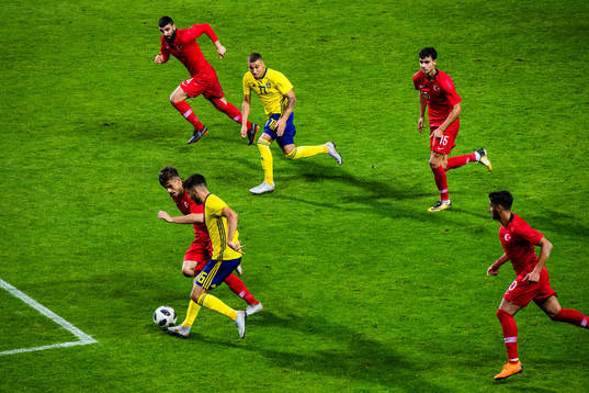 Sveriges Erdal Rakip och Jordan Larsson anfaller