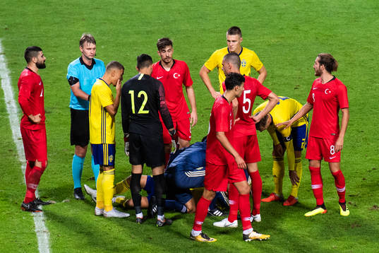 Turkiets målvakt Ugurcan Cakir kolliderar med Sveriges Filip Dagerstål som blir liggande