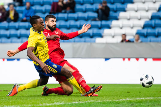 Sveriges Joel Asoro och Turkiets Dail Demirbag i kamp om bollen