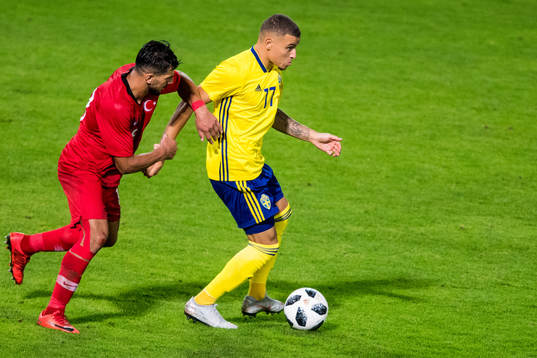 Sveriges Jordan Larsson i kamp med Turkiets Kubilay Kanatsizkus