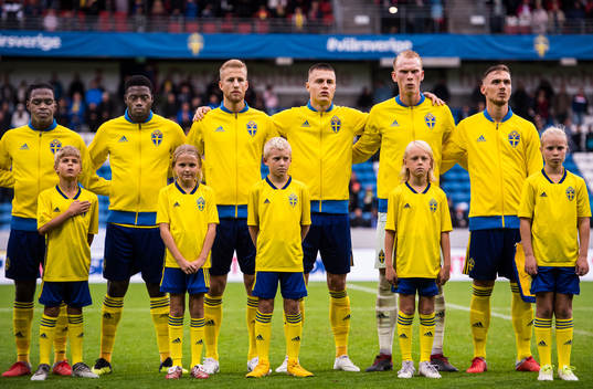 Sveriges spelare står uppställda