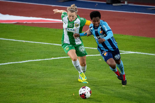 Hammarbys Olga Ekblom och Djurgårdens Portia Boakye